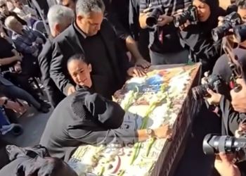 آواز خوانی احساسی حسام الدین سراج سر مزار  محمد کاسبی/ روحش شاد و یادش گرامی