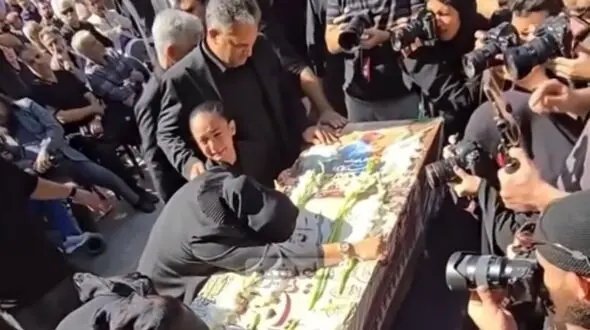 آواز خوانی احساسی حسام الدین سراج سر مزار  محمد کاسبی/ روحش شاد و یادش گرامی