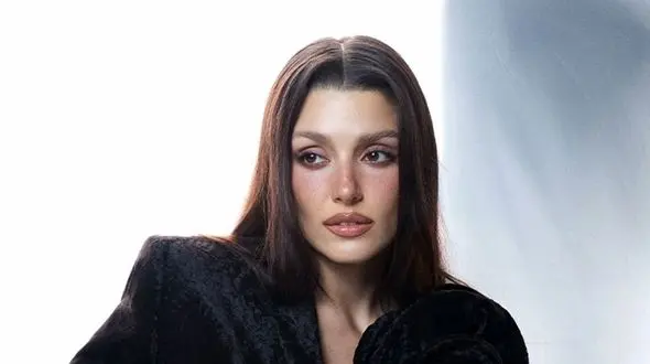 هانده ارچل هم یلدایی پوشید! استایل اناری خانم بازیگر ترک را ببینید