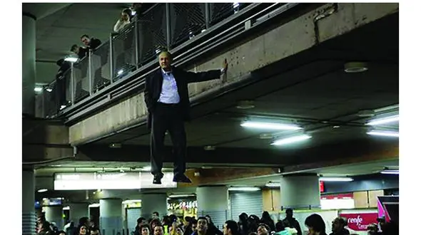 این مرد قدرت معلق ماندن در هوا را دارد + 6 عکس دیده نشده