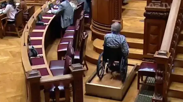 سقوط یک معلول از آسانسور در دادگاه + فیلم