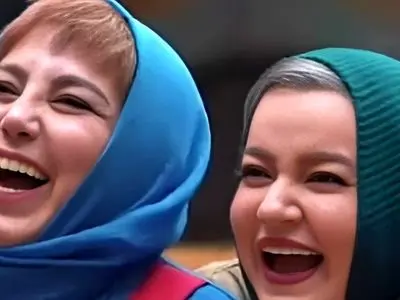 فیلم غش خنده از خاطرات حیرت انگیز نعیمه نظام دوست از دوران دبیرستان / بهنوش بختیاری: تصور کن بهنام بانی سبیلاشو دکلره کنه