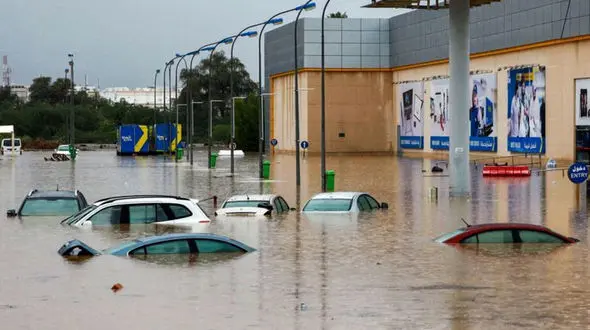 فیلم سیل مرگبار در عمان / تاکنون 12 نفر جان خود را از دست داده اند