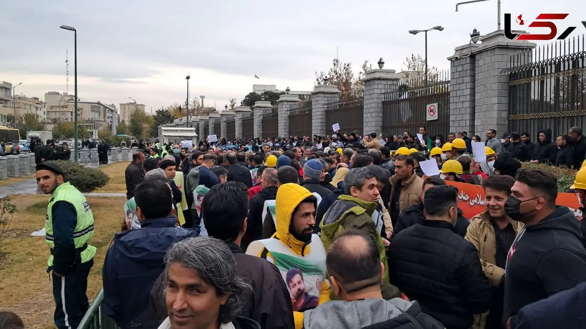 تجمع  نیروهای شرکتی برق منطقه‌ای و نفت و گاز مقابل مجلس به اجرا نشدن طرح تبدیل وضعیت