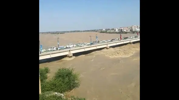 فیلم وحشتناک از سیل در پل میناب / مردمی که مرگ بازی گرفته اند!