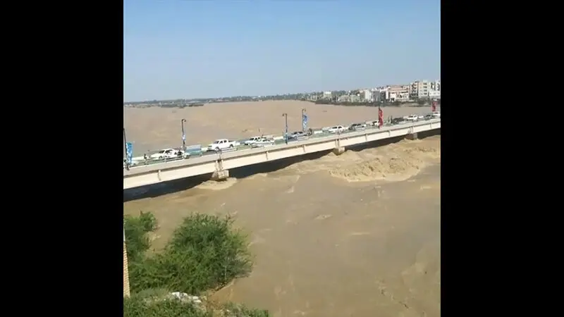 فیلم وحشتناک از سیل در پل میناب / مردمی که مرگ بازی گرفته اند!