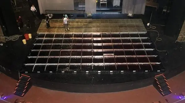 پاک کردن 750 لیتر خون از صحنه تئاتر شهر + فیلم