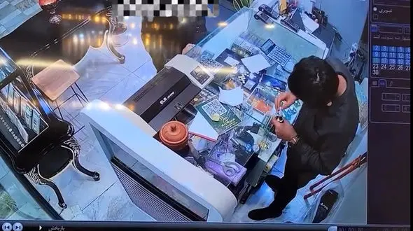 فیلم لحظه سرقت 2 هزار دلاری طلا توسط دختر جوان