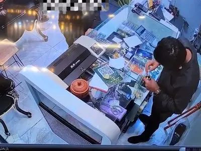 فیلم لحظه سرقت 2 هزار دلاری طلا توسط دختر جوان