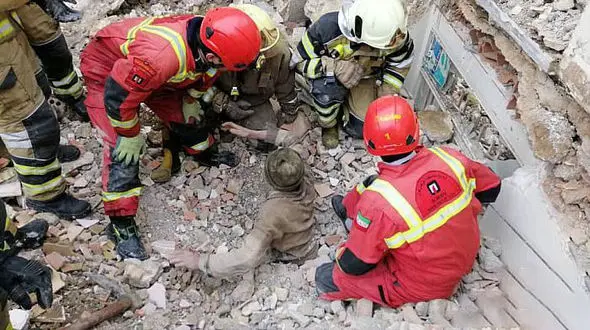 عکسی عجیب لحظه زنده به گور شدن مرد تهرانی که زنده ماند / باورنکردنی