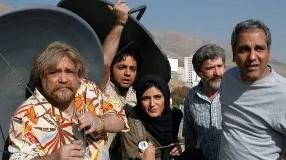 فیلم/سکانس خنده دار دعوای مهران مدیری با همسایشون بخاطر دیش ماهواره / تا دیروز دم آسانسور میگفتی دربست!