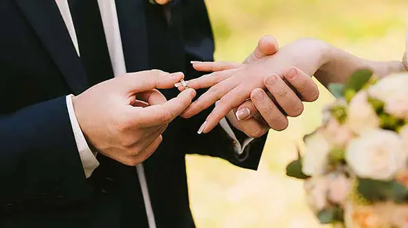  خوشحالی 2 دختر زیبا از ازدواج با مرد عجیب الخلقه!  / لقب زشت ترین مرد را دارد !