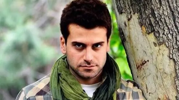 روزبه حصاری بازیگر سریال بچه مهندس: کف کوچه و خیابان زندگی می کنم خوب بلدم صورتم را با سیلی سرخ کنم/ شما نمی‌توانید هم به پارسا پیروزفر بگویید خوش چهره هم به من چون...