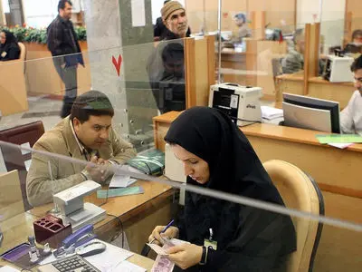 فیلم / مجری صداوسیما آبروی رییس بانک رشوه گیر را روی آنتن برد / 50 میلیون تومان ازم خواست وام ودیعه مسکن فوری بده !