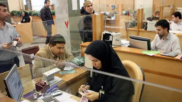 فیلم / مجری صداوسیما آبروی رییس بانک رشوه گیر را روی آنتن برد / 50 میلیون تومان ازم خواست وام ودیعه مسکن فوری بده !