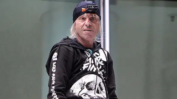 فیلم صعود غیر قانونی مرد عنکبوتی از برجی در پاریس