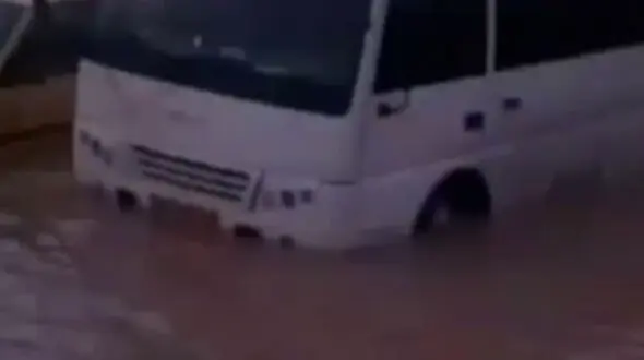 فیلم لحظات بحرانی رانندگی در باران شدید دهلران