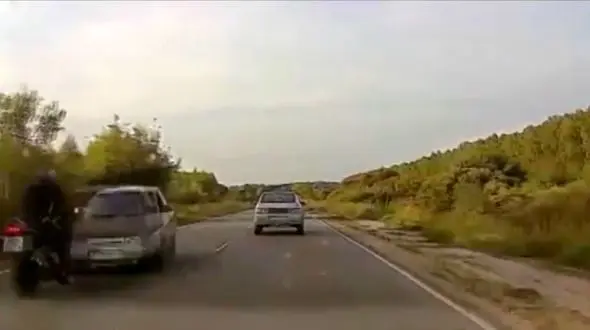 راننده ناشی همه را به دردسر انداخت!/ بلد نیستی سبقت نگیر! + فیلم