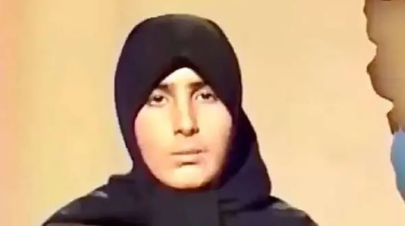 عکس / تغییر چهره و استایل  «سونیا پوریامین» مجری مشهور در ۶۲ سالگی، مقابل موزه ارمیتاژ / از قاب جدی تلویزیون تا سن پترزبورگ روسیه