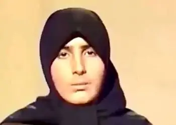 عکس / تغییر چهره و استایل  «سونیا پوریامین» مجری مشهور در ۶۲ سالگی، مقابل موزه ارمیتاژ / از قاب جدی تلویزیون تا سن پترزبورگ روسیه