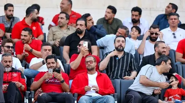  (تصاویر) هم‌نشینی منوچهر هادی و امیر مقاره در ورزشگاه آزادی؛ علی لهراسبی و بهرنگ علوی هم بودند 