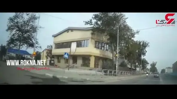 تصادف وحشتناک با خودروی سواری، عاقبت رانندگی موتورسوار با سرعت بالا + فیلم 