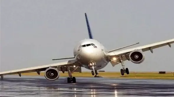 فیلم / خلبان ماهر ایرانی هواپیمایی که چرخش باز نمی شد را سالم فرود آورد 