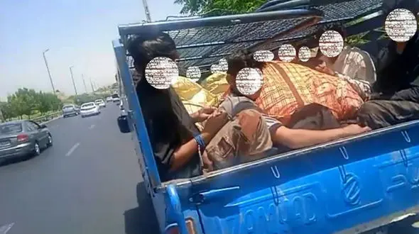  توقیف نیسان آبی که ۱۰ کارگر را به طرز خطرناکی جابه‌جا می‌کرد! + عکس