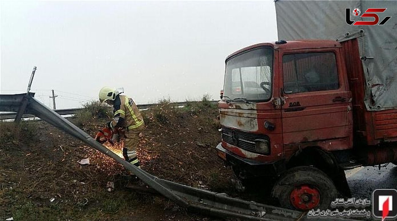 سقوط کامیونت از ارتفاع 2 متری در جاده ورامین + عکس 