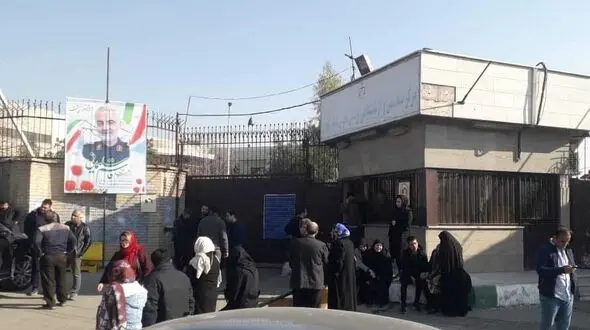 عکس هایی از خانواده جان باختگان سقوط هواپیمای اوکراینی مقابل پزشکی قانونی کهریزک