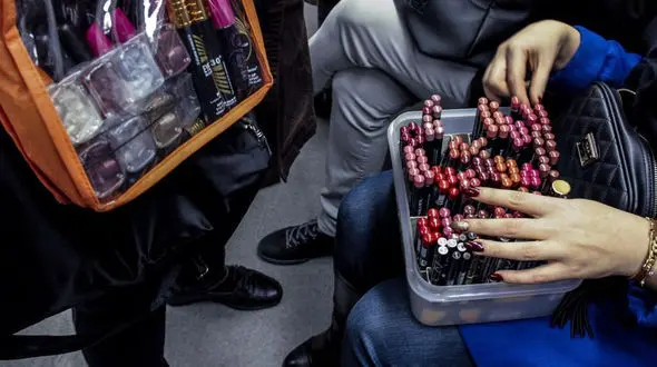 تزریق ژل لب برای زنان در متروی تهران + عکس