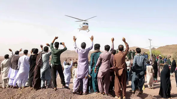 دیدار رو در رو و صمیمی رئیس جمهور با مردم روستای محروم تنگ‌شاه کرمان + تصاویر