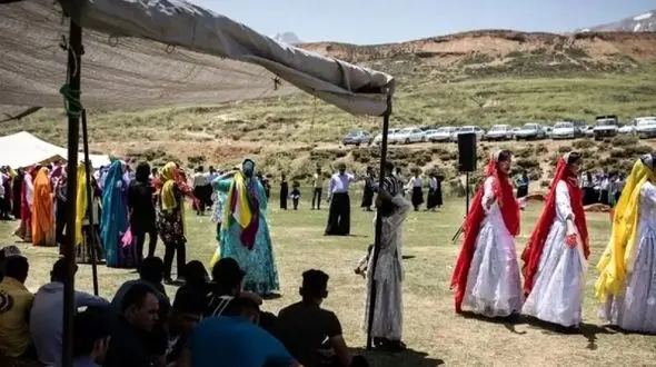 آواز شاد؛ تو عروسی دهه 50 هزارتا ماشین برای عروس کشون میرن فقط پیکان جوانان دوماد