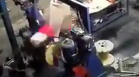 لحظه هولناک پیچیده شدن یک کارگر در میان دستگاه سیم پیچ کابل + فیلم