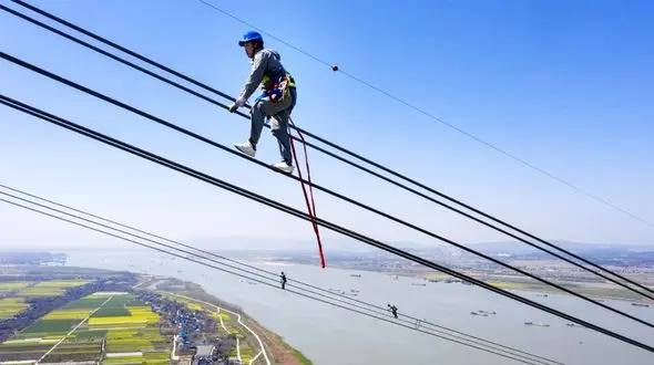 شجاع ترین مردان جهان را بشناسید / خواب کارگران روی سیم برق + فیلم