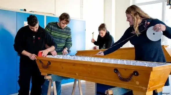 کشوری که برای آموزش مراسم خاکسپاری سه سال دوره برگزار می‌کند+تصاویر
