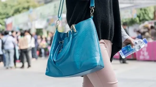 5 وسیله ای که نباید در کیف تان قرار دهید