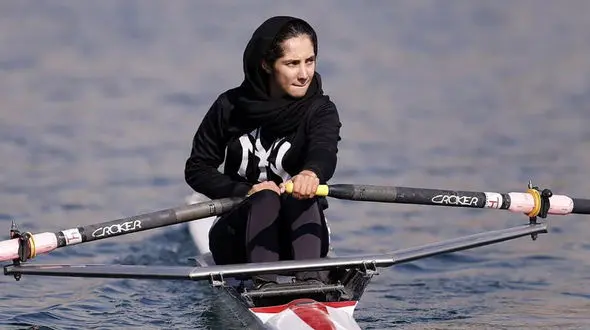 هدیه عجیب به عضو تیم ملی قایقرانی زنان/ سِت کیف و کمربند مردانه! + عکس