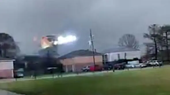 فیلم شدت جریان برق روی خطوط یخ زده 