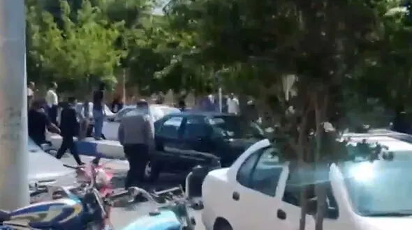 شلیک مرگبار مرد جوان به زنش جلوی دادسرای ورامین / قاتل فراری یک مرد دیگر را کشت + فیلم