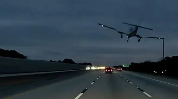 فیلم فرود اضطراری هواپیما روی خودرو در بزرگراه فلوریدا