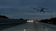 فیلم فرود اضطراری هواپیما روی خودرو در بزرگراه فلوریدا
