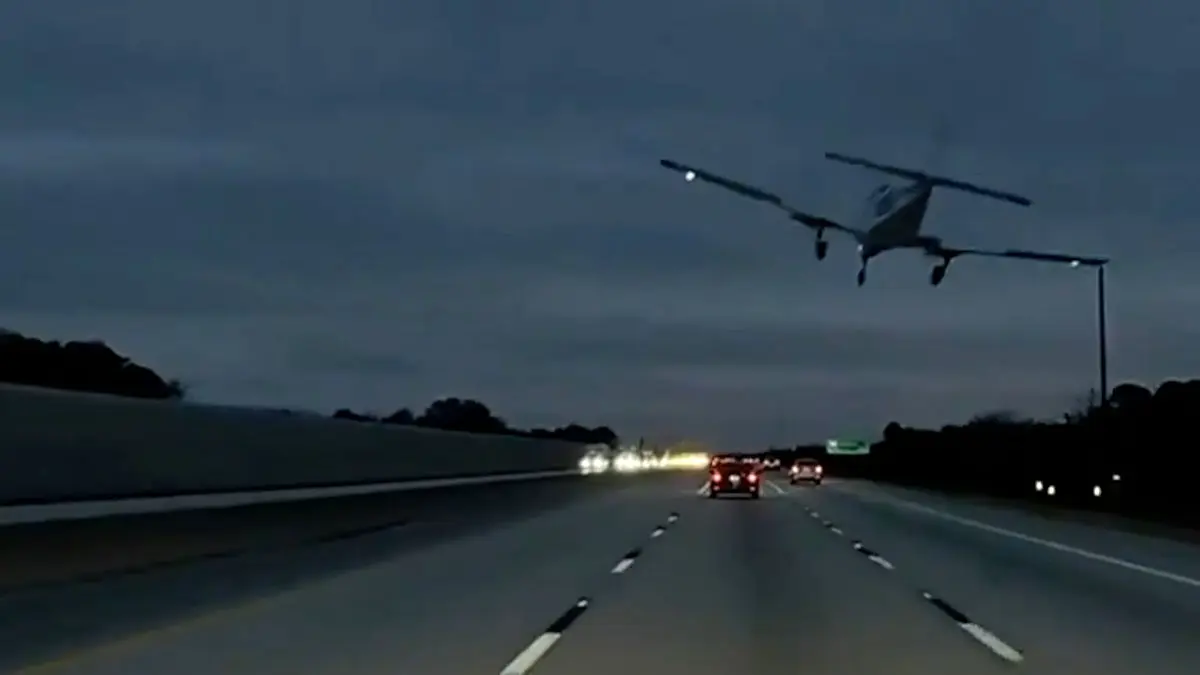 فیلم فرود اضطراری هواپیما روی خودرو در بزرگراه فلوریدا