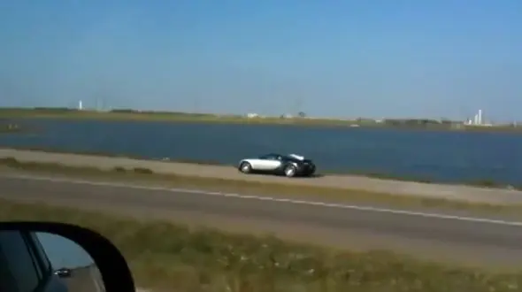 راننده ماشین گران قیمتش را به دریا انداخت + فیلم باورنکردنی