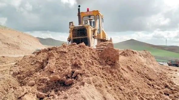 خاک ایران قاچاق نمی شود / سنگ گچ بصورت خام رنگ کرم دارد، در نگاه اول بصورت خاک دیده می شود + فیلم 