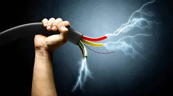 فیلم لحظه برق گرفتگی و مرگ پسر نوجوان وسط خیابان! / ببینید