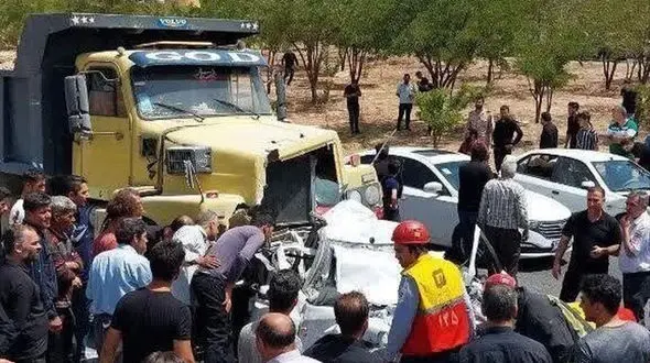 مچاله شدن یک سمند و سه سرنشین آن بین دو کامیون غول پیکر 