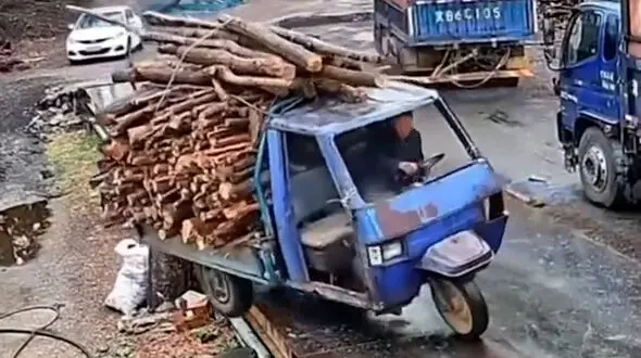 واژگونی هولناک خودروی حمل چوب / راننده خودش هم شوکه شد