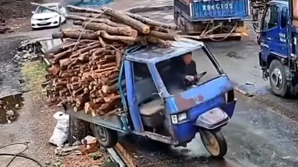 واژگونی هولناک خودروی حمل چوب / راننده خودش هم شوکه شد