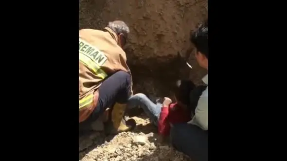 دفن شدن کودک دماوندی پس از فرو ریختن چاه فاضلاب+ فیلم عملیات نجات